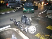 Die Fahererin des grünen Autos hat beim Linksabbiegen die Rollerfahrerin übersehen. (Bild: Kapo Uri)