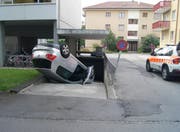 Das Auto kam in einer Garageneinfahrt zum Stehen. (Bild: Zuger Polizei)