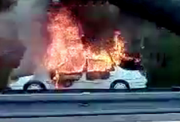 Das brennende Auto auf dem Pannenstreifen an der A2 bei Reiden. (Bild: Claude Hagen (11. April 2017))