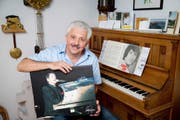 Heinz Schürmann an seinem Klavier. In den Händen hält er ein Poster mit einer Fotografie von Udo Jürgens, die er selber bei Jürgens’ Konzert 2004 in Sursee gemacht hatte. Der Sänger signierte das Poster später. (Bild Philipp Schmidli)
