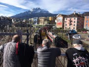 Der Abtransport der entgleisten Waggons gestaltet sich als aufwändig - und lockt Schaulustige an. (Bild: Pius Amrein / LZ)