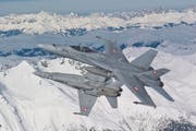 Die Schweizer Luftwaffe wird in Zusammenarbeit mit der Polizei die Luftraumsperre über dem Gotthard aufrechterhalten. (Bild: Keystone)