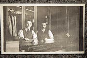Firmengründer Albert Hägeli (rechts) mit seinem Sohn Albert junior, der das Geschäft später weiterführte. Das Bild entstand um 1920. (Bild: PD)