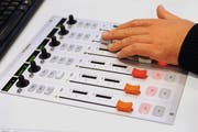 Hand an einem Mischpult im «Radio Pilatus»-Studio. (Bild: Boris Bürgisser/LZ)