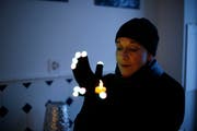 Seit rund sechs Jahren singt Bettina Cerletti mit dem ChorXang am Chrööpfelimee. Dieses Jahr hat sich der Chor für ein besonderes Tenue entschieden: Dazu gehören Handschuhe, die an den Spitzen mit kleinen Lampen versehen sind. (Bild: Stefan Kaiser (Zuger Zeitung))