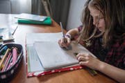 Noch gehören sie zum Alltag der Schüler: Gina Attolini (10) aus Schwyz macht ihre Hausaufgaben.Bild: Pius Amrein (Schwyz, 20 Oktober 2016)