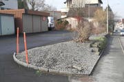 Die Unfallstelle: Über diesen Kiesplatz ist der Autofahrer gefahren und hat dabei den Strauch überrollt. (Bild: Kapo Schwyz)
