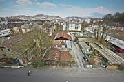 Das Areal Industriestrasse soll bis 2025 etappenweise neu überbaut werden. Die Brache hinten rechts wird zudem bald zwischengenutzt. (Bild: Pius Amrein (Luzern, 22. März 2016))