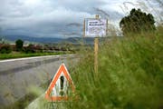 Mit diesem Schild warnen der Kanton Luzern und die Gemeinde Grosswangen vor dem angriffigen Mäusebussard. (Bild Nadia Schärli)