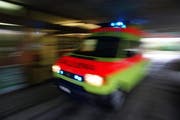 Obwohl es rasch vor Ort war, konnte das Ambulanzteam dem Verunfallten nicht mehr helfen. (Symbolbild Keystone (Archiv))