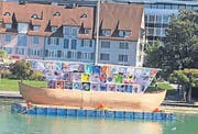 Mit dem «Ship of Tolerance» (hier noch im Aufbau) wird ein Zeichen für Respekt gesetzt. (Bild: Florian Hofer)