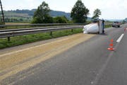 Der Zwischenfall hinterlies eine lange Spur mit ausgekipptem Futter. (Bild: PD/Lzerner Polizei)