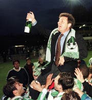 Der zweite Aufstieg in die NLA im Jahr 1997: Trainer Jochen Dries lässt sich von den Krienser Fans feiern. (Bild: KEYSTONE/Christoph Ruckstuhl)