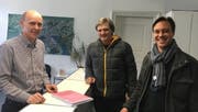 Die Initianten Andreas Wüest (v.r.) und Stephan Zopfi reichen beim stellvertretenden Stadtschreiber Daniel Egli den Bevölkerungsantrag ein. (Bild: PD/Martin Graber (Luzern, 21. März 2018))