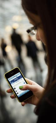 Ein Klick genügt: Horror und Gewalt sind auf Facebook nahe. (Bild: Jan Haas/Picture Alliance)