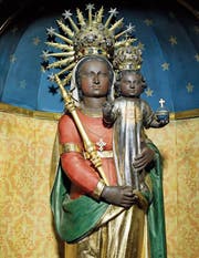 Die Gnadenmutter von Zug ist primär der Muttergottes von Loreto nachempfunden. Ihre «Ausbildung» jedoch erhielt sie bei der Madonna von Einsiedeln.