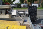 Die Raupenhebebühne blieb seitlich auf der Chamerstrasse liegen. (Bild: Zuger Polizei)