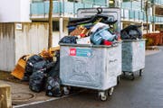 Die letzte Kehrichtabfuhr vor der Sackgebühr: überfüllte Container in Hergiswil. (Bild Roger Grütter)