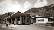 Garage mit Tankstelle und Einfamilienhaus in Ambri, erbaut 1957 von den Gebrüdern Guscetti. (Bild: Willi Borelli/PD)