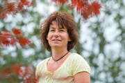 «Es würde mich schon wundernehmen, wer genau ein Organ unserer Tochter erhalten hat»: Evelyn Kaufmann im Garten ihres Hauses in Oberkirch. (Bilder Dominik Wunderli)
