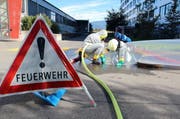 Zwei Feuerwehrleute sagen die Luft ab. (Bild Freiwillige Feuerwehr Zug)