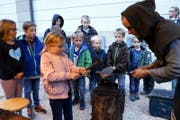 Der Schmied zeigt, wies geht. (Bild: Werner Schelbert (Zug, 4. November 2017))