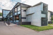 Die ehemaligen Gebäude der Trumpf AG gehören nun der International School of Zug and Luzern. (Bild: Patrick Hürlimann (Baar, 29. September 2017))