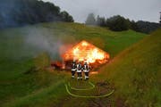 Der Stall steht in Vollbrand. (Bild: Kantonspolizei Obwalden / Sachseln, 09.07.2017)