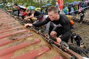 Kein Zuckerschlecken, aber ein schlammiges Vergnügen: Teilnehmer des Strongmanruns im vergangenen Jahr. (Bild Boris Bürgisser)