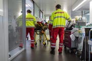 Die beiden Töfffahrer mussten ins Spital gebracht werden (Symbolbild Keystone).