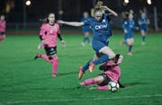 Irina Brütsch überspringt eine Gegenspielerin und wird sogleich das 2:0 für den FC Luzern erzielen. (Bild: Manuela Jans (Luzern, 11. November 2017))