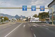 Der Unfall ereignete sich beim Kreisel Kreuzstrasse in Stans. (Bild: Google Maps)