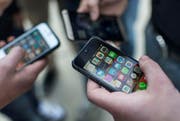 Unter anderem der Handy- und Internetkonsum, aber auch Suchterkrankungen führen vermehrt zu Problemen. (Symbolbild) (Bild: KEYSTONE/CHRISTIAN BEUTLER)