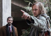 Will Vergeltung für den Freitod seiner Mutter: Martin Aichinger (Martin Butzke, r.). Im Hintergrund Josef Thommen (Martin Rapold) von Pro Vita. (Bild: SRF/Daniel Winkler)