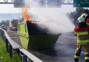 Während den Lösch- und Bergungsarbeiten kam es zu Verkehrsbehinderungen. (Bild: Zuger Polizei)