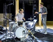 Schlagzeuger Vincent Glanzmann und Choreograf Georg Reischl in der Probe. (Bild: Ingo Höhn/PD (16. September 2016))