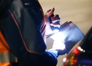 Eine Polizistin kontrolliert Fahrzeugpapiere (Symbolbild). (Bild: Stefan Kaiser / ZZ (Zug, 28. März 2014))
