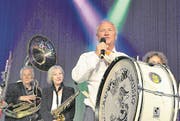 Justiz- und Sicherheitsdirektor Paul Winiker haut während der Fasnacht auf die Pauke – wortwörtlich, und zwar bei der Bucheli- und Fritschimusig. (Bild PD)