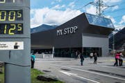 Auf der Raststätte Gotthard agierte die Diebesbande mit Störsendern, die das Abschliessen des Autos aus der Ferne verhinderten. (Bild: Christian Beutler/Keysstone)