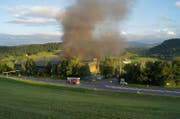 Der Brand der Entsorgungsanlage sorgte für eine starke Rauchentwicklung. (Bild: Zuger Polizei)