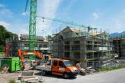 In der Goldauer Harmettlen ist die wohl grösste Baustelle im Wohnungsbau der Gemeinde Arth. 208 Wohnungen in 13 Häusern werden hier insgesamt gebaut. (Bilder Erhard Gick)