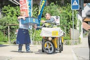 Nach der Pilotphase in 34 Gemeinden dehnt Volg den Heimlieferservice mit der Post auf die ländliche Deutschschweiz aus. (Bilder: PD)