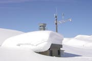 Die Wetterstation des Elektrizitätswerks des Bezirks Schwyz auf der Glattalp. (Archivbild PD)
