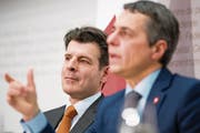 Der Tessiner Roberto Balzaretti (links) hält im EU-Dossier künftig die Fäden in der Hand. Im Vordergrund Aussenminister Cassis. (Bild: Christian Merz/Keystone (Bern, 31. Januar 2018))