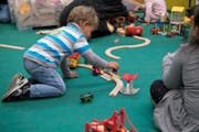 Kinder haben Spass an der Spielzeugmesse Suisse Toy, am Donnerstag, 12. Oktober 2017 in Bern. Die Suisse Toy ist der groesste Schweizer Branchenevent mit den neusten Spielen, Games, Bastelideen und Cosplay-Trends. (KEYSTONE/Anthony Anex) (Bild: Smybolbild: Anthony Anex / Keystone)