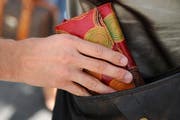 Der Schwyzer Kantonspolizei sind zwei Taschendiebe ins Netz gegangen. (Symbolbild / Neue SZ)
