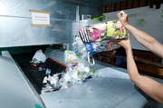 Im Ökihof in Zug wird auch Plastik und Kunststoff rezykliert. (Bild Stefan Kaiser)