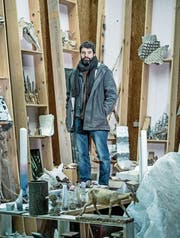 Simon Ledergerber im Atelier vor selbstgebauten Wandregalen. (Bild: Pius Amrein (Biel, 4. Januar 2018))