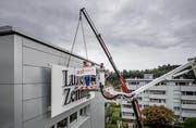 Das neue Logo am Redaktionsgebäude in Luzern wird montiert. (Bild Pius Amrein)