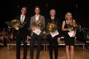 Die Preisträger (v.l.n.r).: Nikolaus von Moos (2. Rang, Preis der Sidler-Perovic-Stiftung); Julian Spörri (1. Rang, Dr.-Robert-Huber – Klinik-St.-Anna-Preis); Jonathan Hauenschild (Preis für eine herausragende Maturaarbeit aus dem Bereich MINT); Magdalena Lottenbach (Preis für eine herausragende Maturaarbeit aus dem Bereich Sozialwissenschaften). (Bild: PD/Kantonsschule Alpenquai)